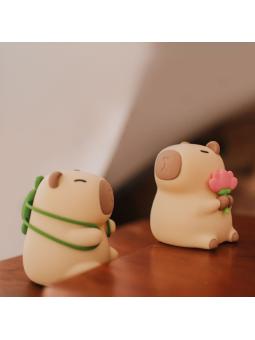 Veilleuse Capybara Fleuriste ou Touriste – Compagnon lumineux pour nuits paisibles et câlines