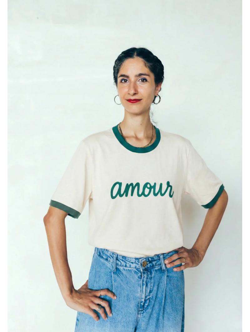 T-shirt d'allaitement bicolore Amour – Douceur crème et touche verte pour les mamans qui allaitent