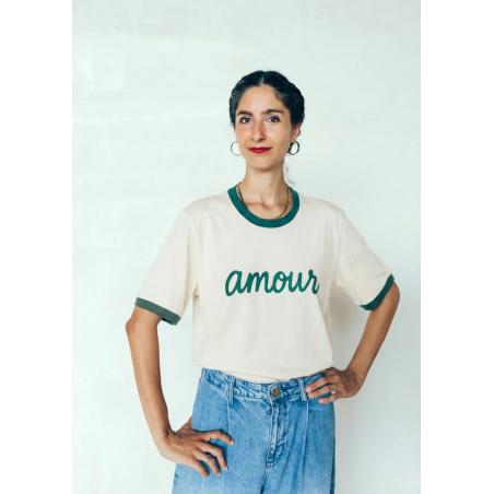 T-shirt d'allaitement bicolore Amour – Douceur crème et touche verte pour les mamans qui allaitent