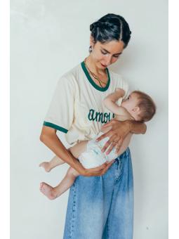 T-shirt d'allaitement bicolore Amour – Douceur crème et touche verte pour les mamans qui allaitent