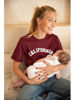 T-shirt d'allaitement California – L'élégance bordeaux pour les mamans allaitantes qui ont du caractère