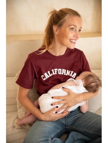 T-shirt d'allaitement California – L'élégance bordeaux pour les mamans allaitantes qui ont du caractère