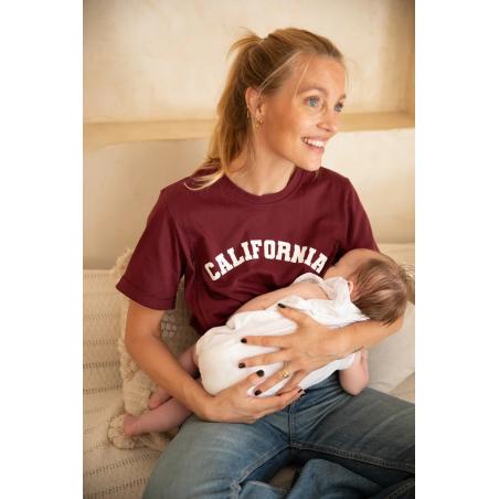 T-shirt d'allaitement California – L'élégance bordeaux pour les mamans allaitantes qui ont du caractère