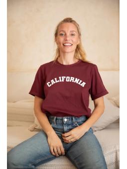T-shirt d'allaitement California – L'élégance bordeaux pour les mamans allaitantes qui ont du caractère