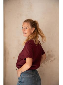 T-shirt d'allaitement California – L'élégance bordeaux pour les mamans allaitantes qui ont du caractère