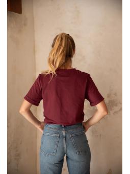 T-shirt d'allaitement California – L'élégance bordeaux pour les mamans allaitantes qui ont du caractère